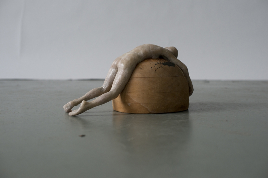 Hangende vrouw, 2014, 29x15x16 cm, was, hout, pigment, ijzer