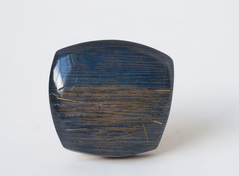 Broche, diep blauw, 2014, goud, alpaca, hout, acrylverf, kunststof, 6.8x6.8x2cm