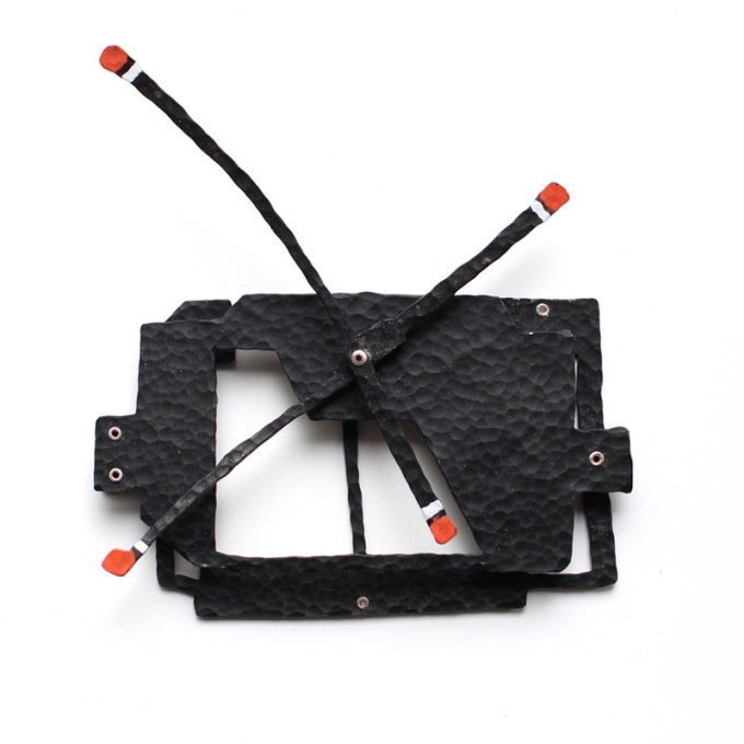 Wind - broche - staal, lak, verf, zilver, aluminium, 2015