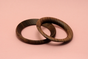 Armband One, 2013, walnoothout, gedraait op de draaibank