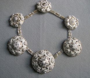 Jet Mous -collier- porcelein - 2010