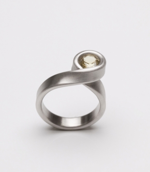 ring uit de “Wind” collectie, 950 palladium- 1,30 ct saffier